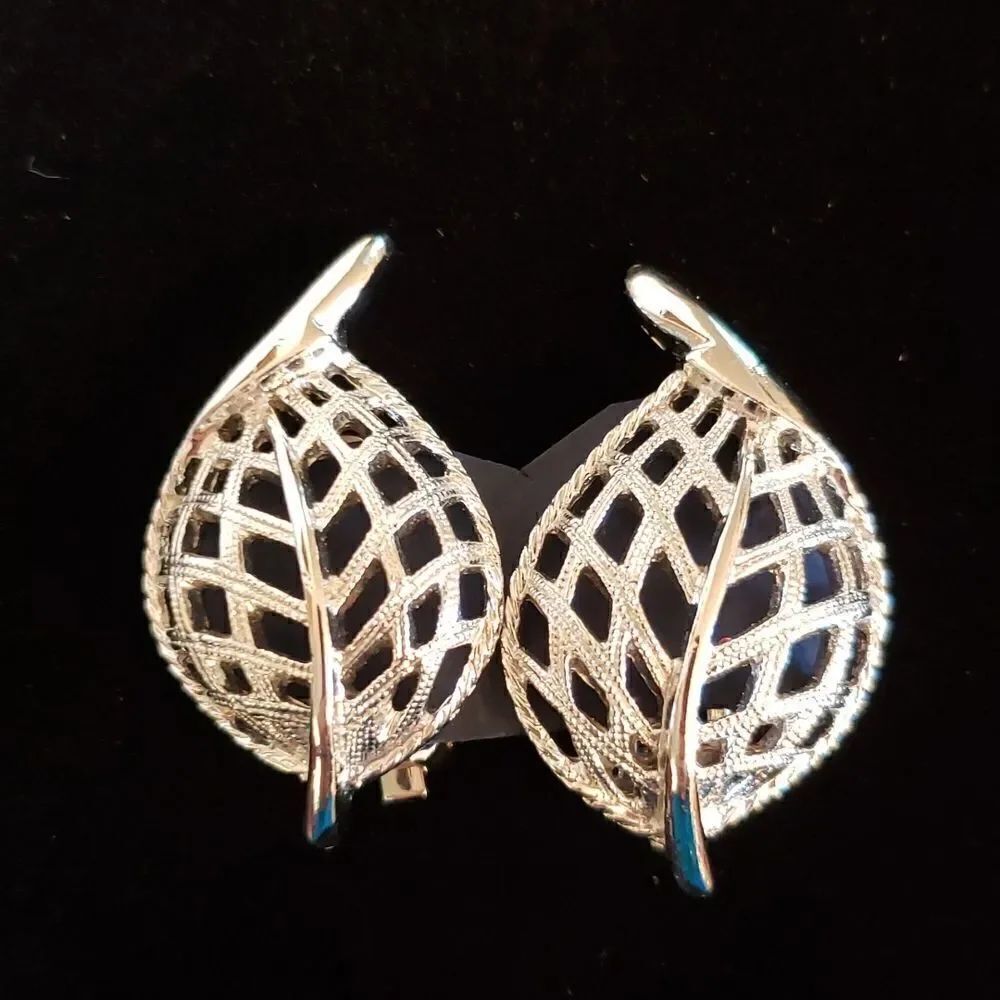 Vintage Signed Sarah Coventry Silvertone Filigree Leaf Clip Earrings